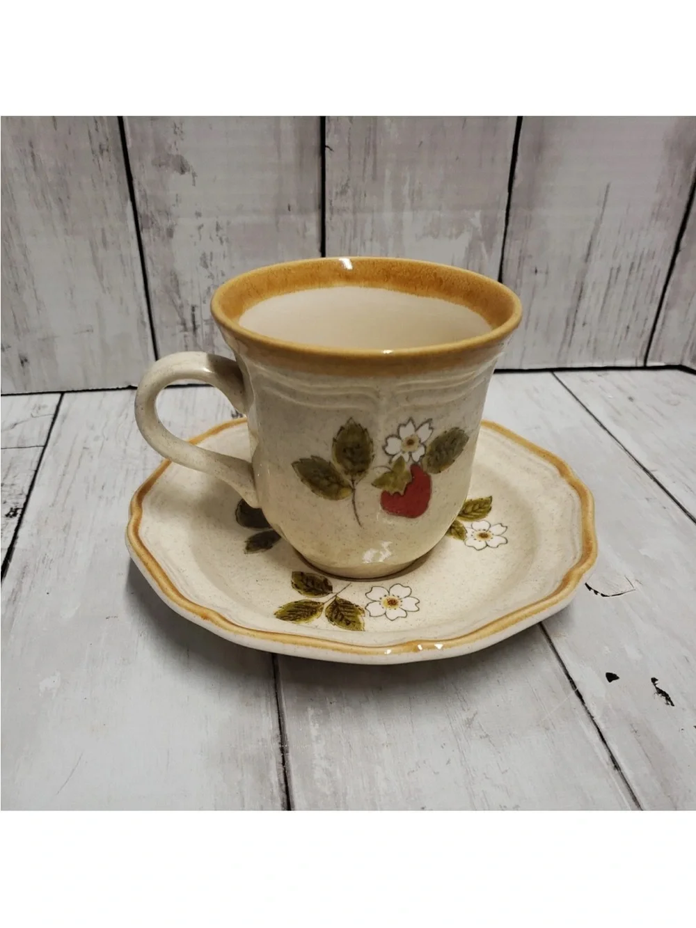 Mikasa Strawberry Festival 2 Cups & 2Saucers  EB 801 Made In Japan Vintage